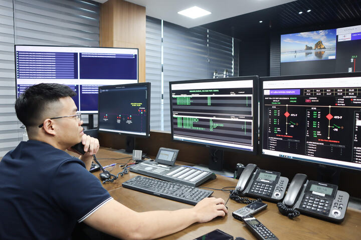 Điều độ viên kiêm Trưởng kíp đang phối hợp thử nghiệm các tính năng.