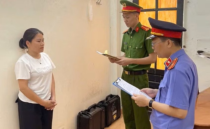 Lực lượng chức năng tống đạt quyết định khởi tố bị can, lệnh bắt tạm giam đối với Trần Thị Thân. (Ảnh: BHT)