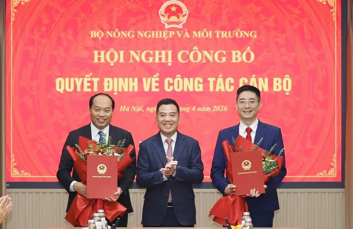 Thứ trưởng Đặng Ngọc Điệp trao Quyết định và tặng hoa cho Chánh văn phòng Bộ Nguyễn Xuân Chinh (ảnh trái) và Tiến sĩ kinh tế Phạm Hoài Nam (ảnh phải) làm Thư ký Bộ trưởng Bộ Nông nghiệp và Môi trường. (Ảnh: Khương Trung)