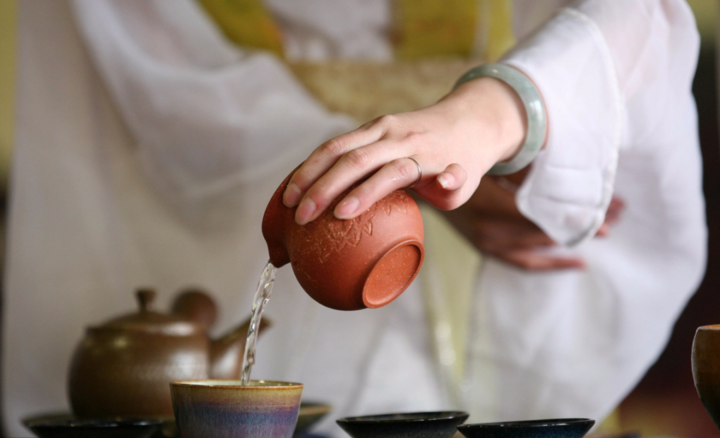 Quy tắc "rượu đầy, trà vơi" là khẩu quyết để đón tiếp đối tác. (Ảnh: Sohu)