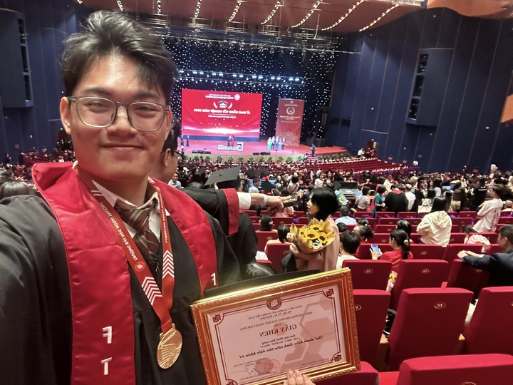 Bên cạnh học thuật, Long còn tích cực tham gia các cuộc thi về tài chính, kinh doanh và phân tích dữ liệu. Nổi bật là Quán quân Agyra Student Research Challenge – cuộc thi nghiên cứu dành cho sinh viên quan tâm tới tài chính bền vững. Nam sinh cũng giành Quán quân Internship Race 2025 (mảng Tài chính) do Human Resource Club FTU tổ chức và Á quân UEB Startup Business Challenge 2025.