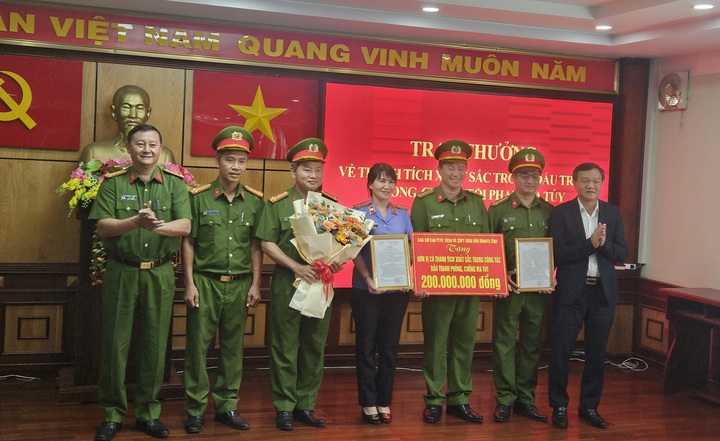 Lãnh đạo tỉnh Đắk Lắk khen thưởng chuyên án bắt 19kg ma túy.