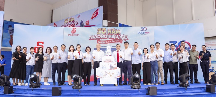 Các khách mời cùng Saigon Co.op chung vui, chúc mừng cột mốc 30 năm của hệ thống Co.opmart.
