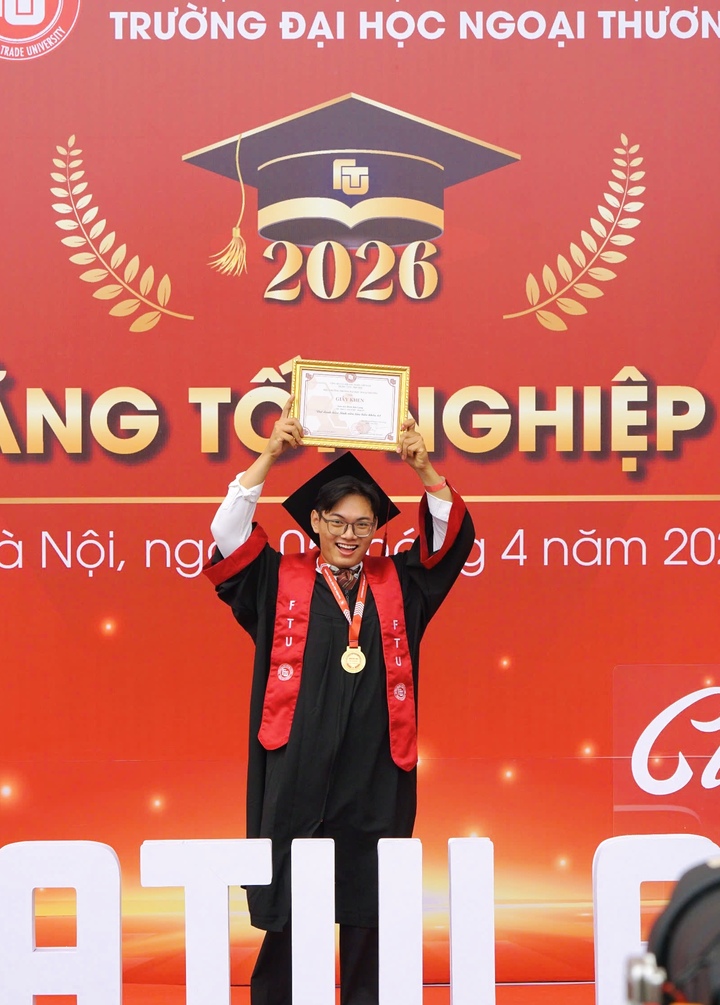 Giữa môi trường cạnh tranh của Trường Đại học Ngoại thương, Đinh Bảo Long, sinh viên ngành Kinh tế quốc tế chương trình Chất lượng cao (2022–2026), gây chú ý khi sở hữu hồ sơ học thuật và hoạt động ngoại khóa dày đặc ngay từ khi còn trên ghế giảng đường.