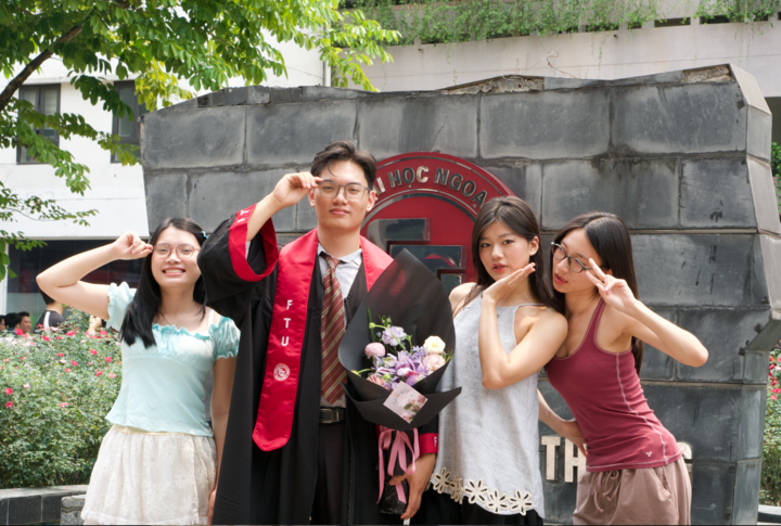 Ở các sân chơi quốc tế về phân tích định lượng, Long đạt Top 4 cấp quốc gia vòng 2 và Top 2 cấp trường vòng 1 tại WorldQuant BRAIN International Quant Championship, cuộc thi mô phỏng việc xây dựng các mô hình tài chính định lượng. “Phân tích dữ liệu và tài chính định lượng giúp tôi nhìn các vấn đề kinh tế bằng cách tiếp cận rất khác”, Long chia sẻ.