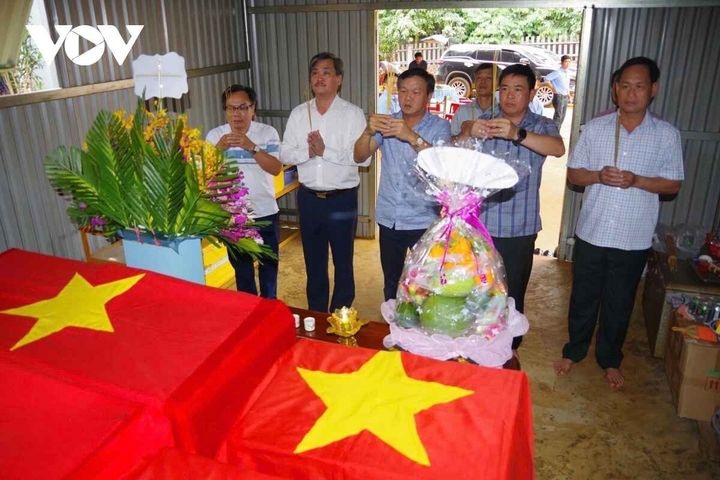 Ban Chỉ đạo 515 tỉnh Đắk Lắk dâng hoa, dâng hương hài cốt liệt sỹ quy tập mùa khô 2025-2026. (Ảnh: Bộ CHQS tỉnh Đắk Lắk)