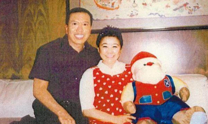 Trần Chấn Thông luôn bên cạnh để an ủi nữ tỷ phú. (Ảnh: Wiki)