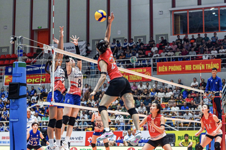CLB Binh chủng Thông tin (phải) quyết tâm phục thù sau thất bại trước Hà Nội Tasco Auto ở Vòng 1 Giải bóng chuyền vô địch quốc gia các CLB. (Nguồn: BC Thông tin - BĐ 19)