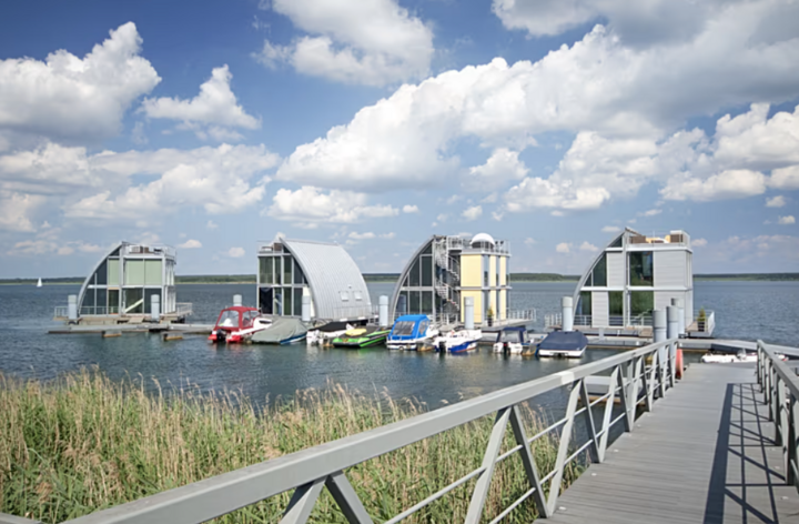 Những ngôi nhà nghỉ dưỡng nổi trên hồ Geierswald, thuộc quần thể hồ Lusatia. (Ảnh: Euronews)