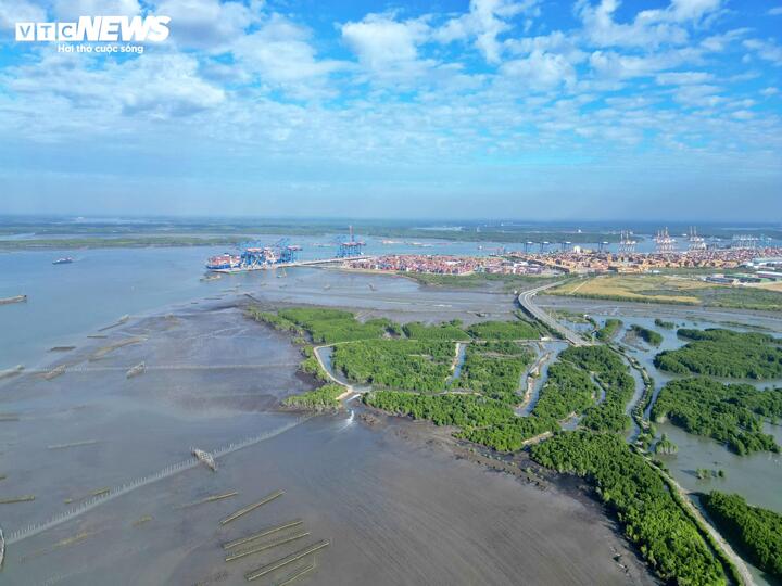 Đáng chú ý, không xa khu vực kho cảng LNG Cái Mép, siêu dự án cảng Cái Mép Hạ với tổng vốn đầu tư hơn 50.000 tỷ đồng dự kiến được khởi công trong thời gian tới. Dự án do liên danh Geleximco, ITC và SCIC thực hiện, có quy mô hơn 351 ha và công suất thiết kế lên tới 11 triệu TEU/năm.