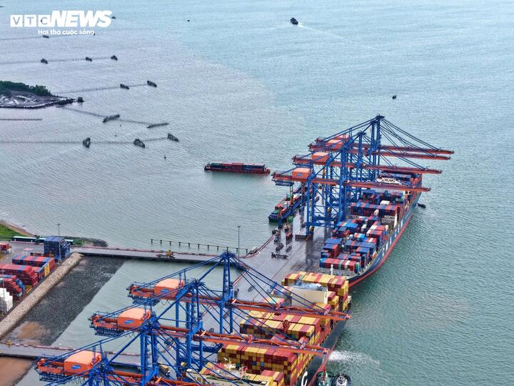 Hạ tầng dự án gồm ba bồn chứa LNG với tổng dung tích 220.000 m³, hệ thống bốc dỡ cho phép trung chuyển LNG sang tàu nhỏ, cùng 14 vị trí nạp LNG và CNG cho xe bồn.