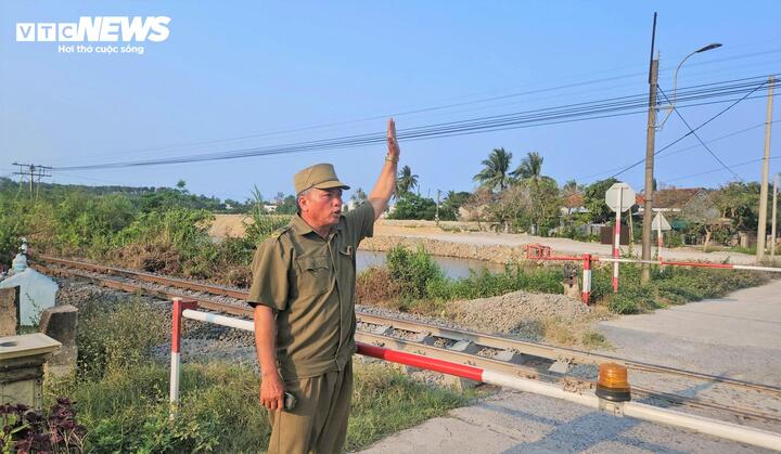 Ông Nguyễn Văn Sang vẫn đều đặn hơn 1 năm qua túc trực bên mô hình rào chắn tàu do địa phương chủ động dựng lên để giữ an toàn cho khu dân cư từng nhiều năm sống cùng nỗi lo tai nạn.