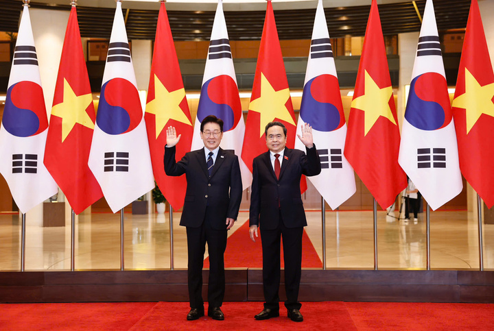 Chủ tịch Quốc hội Trần Thanh Mẫn và Tổng thống Hàn Quốc Lee Jae Myung chụp ảnh chung.