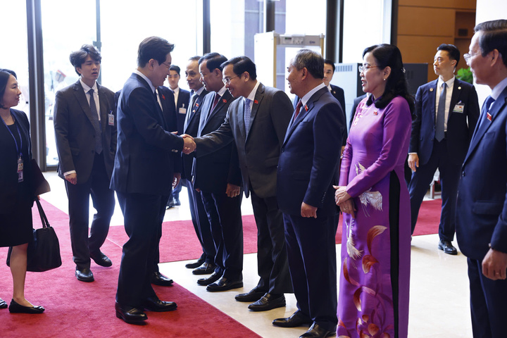 Các đại biểu chào đón Tổng thống Hàn Quốc Lee Jae Myung.