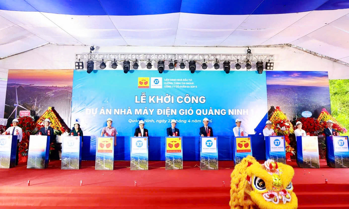 Lãnh đạo tỉnh Quảng Ninh và nhà đầu tư nhấn nút khởi công dự án điện gió đầu tiên.