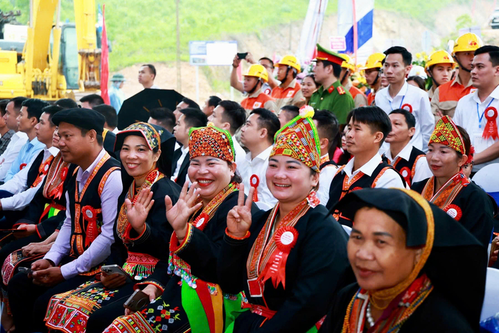 Người dân khu vực phấn khởi dự lễ khởi công Nhà máy điện gió được kỳ vọng tạo thêm việc làm và dư địa phát triển du lịch địa phương.