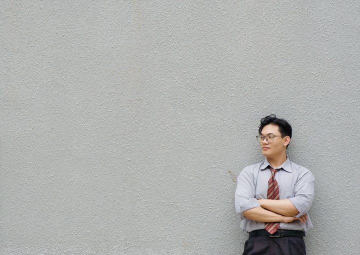 Không chỉ nổi bật ở kết quả học tập, Long còn ghi dấu ấn trong nghiên cứu khoa học sinh viên. Năm 2025, nam sinh cùng nhóm tác giả đạt Giải Ba cuộc thi Sinh viên Nghiên cứu khoa học cấp Khoa Kinh tế quốc tế với đề tài phân tích tác động của quá trình chuyển đổi năng lượng tái tạo tới tăng trưởng kinh tế tại các quốc gia châu Á có mức thu nhập khác nhau.