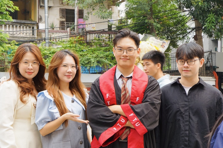 Trong lĩnh vực khoa học dữ liệu, Long cũng lọt Top 20 cuộc thi de Frontier của Trường Đại học Kinh tế Quốc dân và Top 16 (top 3,37%) ngành Tài chính tại cuộc thi Tài năng Lãnh đạo 2024 do Đại học Quốc gia Hà Nội tổ chức.