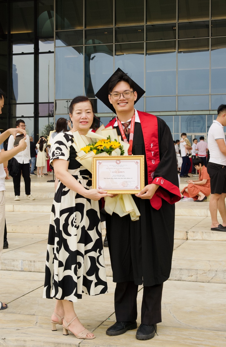 Đinh Bảo Long và mẹ.