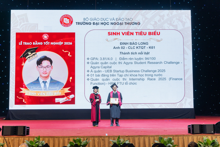 Trong ba năm học liên tiếp 2022–2023, 2023–2024 và 2024–2025, nam sinh đều được ghi nhận “Thành tích xuất sắc trong công tác Đoàn và phong trào thanh niên”, đồng thời nhận học bổng khuyến khích học tập và danh hiệu sinh viên tiêu biểu của Khoa Kinh tế quốc tế. Theo Long, việc cân bằng giữa học tập, nghiên cứu và hoạt động ngoại khóa là thử thách lớn nhưng cũng giúp sinh viên trưởng thành nhanh hơn.
