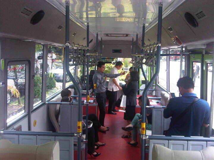 Trên một chuyến xe buýt điện ở Philippines.