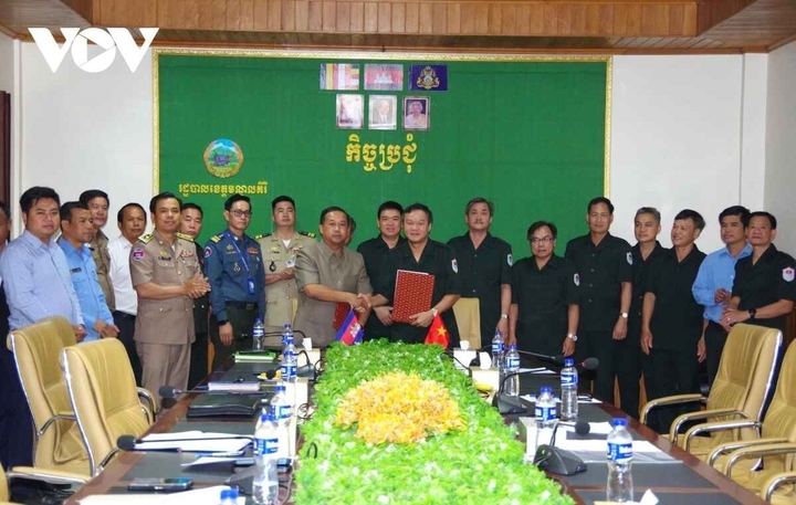 Hai Ban chuyên trách ký kết các nội dung tại buổi Hội đàm. (Ảnh: Bộ CHQS tỉnh Đắk Lắk)