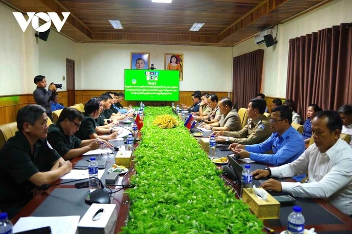 Hai Ban chuyên trách tiến hành Hội đàm để chuẩn bị hồi hương 22 hài cốt liệt sỹ Việt Nam hy sinh trong các thời kỳ chiến tranh tại Campuchia. (Ảnh: Bộ CHQS tỉnh Đắk Lắk)