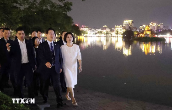 Tổng thống Hàn Quốc Lee Jae Myung và Phu nhân Kim Hae Kyung dạo hồ Hoàn Kiếm. (Ảnh: Phạm Kiên/TTXVN)