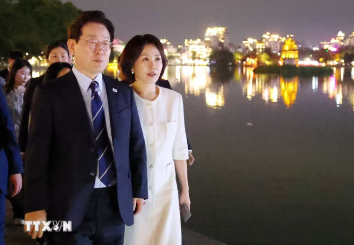Tổng thống Hàn Quốc Lee Jae Myung và Phu nhân Kim Hae Kyung có những giây phút thư giãn bên hồ Hoàn Kiếm. (Ảnh: Phạm Kiên/TTXVN)