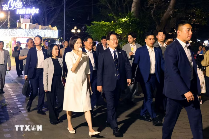 Phu nhân Kim Hae Kyung thưởng thức kem Thủy Tạ khi đi dạo hồ Hoàn Kiếm. (Ảnh: Phạm Kiên/TTXVN)