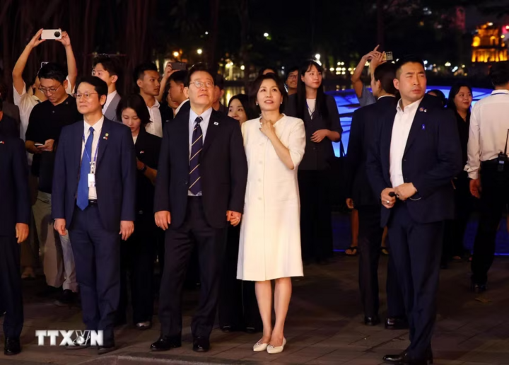 Tổng thống Hàn Quốc Lee Jae Myung và Phu nhân Kim Hae Kyung có những giây phút thư giãn bên hồ Hoàn Kiếm. (Ảnh: Phạm Kiên/TTXVN)