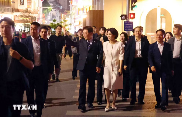 Tổng thống Hàn Quốc Lee Jae Myung và Phu nhân Kim Hae Kyung đi dạo qua khu vực quảng trường Đông Kinh Nghĩa Thục. (Ảnh: Phạm Kiên/TTXVN)