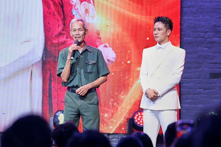 Người cha là thương binh, xúc động khi nghe Anh Quân Idol hát "Việt Nam khúc kiêu hùng".