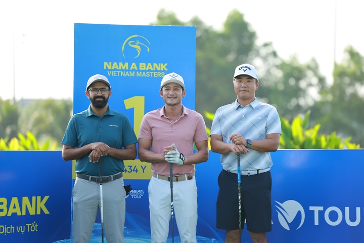 Golfer trong nước và quốc tế chụp hình lưu niệm.