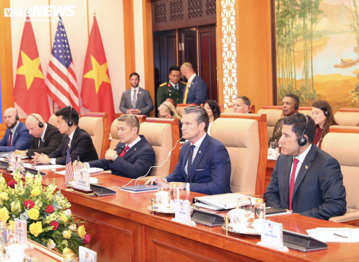 Thứ trưởng Hải quân Mỹ Hùng Cao (hàng đầu, thứ ba từ phải sang) tháp tùng Bộ trưởng Chiến tranh Pete Hegseth (hàng đầu, thứ hai từ phải sang) trong chuyến thăm chính thức Việt Nam tại Hà Nội, ngày 2/11/2025.
