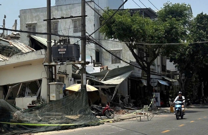 Nhà dân đổ sập do tháo dỡ công trình số 25 Trần Quý Cáp.(Ảnh: C.Q)