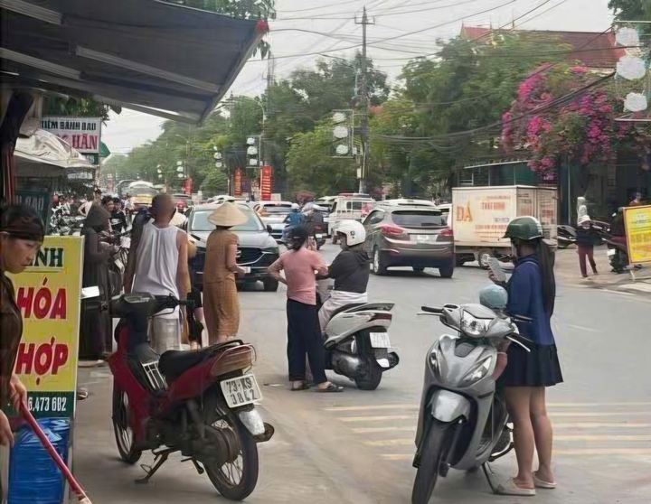 Khu vực quanh nhà bà T.T.T sau khi xảy ra sự việc.