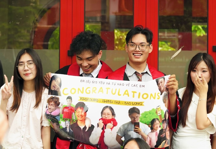 Nhìn lại hành trình của mình, Long cho rằng đại học là giai đoạn quan trọng để thử nghiệm nhiều lĩnh vực khác nhau trước khi xác định hướng đi dài hạn. “Tôi muốn kết hợp tài chính, dữ liệu và các vấn đề phát triển bền vững – nơi các mô hình phân tích có thể hỗ trợ giải quyết những bài toán kinh tế thực tế”, nam sinh chia sẻ.