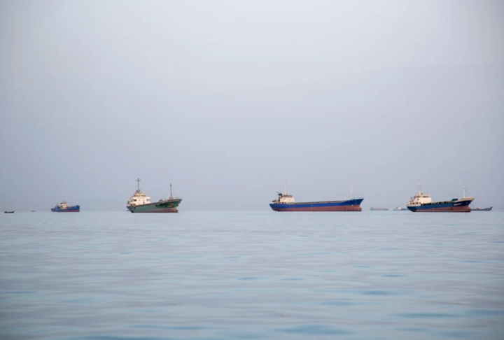 Tàu thuyền đang neo đậu gần bờ biển ở Bandar Abbas, Iran. (Ảnh: Getty)