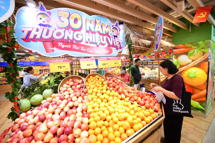 Không khí mua sắm sôi động với hàng loạt ưu đãi sâu tại Co.opmart trong mùa sinh nhật 30 năm.