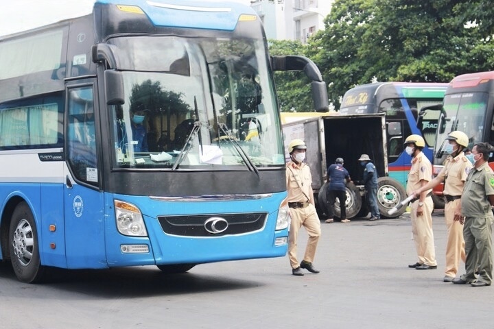 Lực lượng chức năng kiểm tra xe khách tại Bến xe Miền Đông. (Ảnh minh họa: Lương Ý)