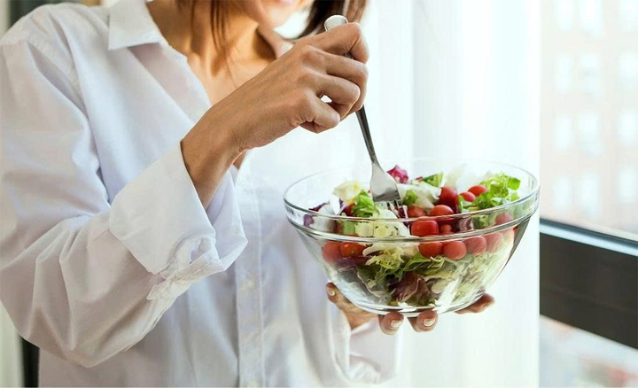 Cần kết hợp chế độ ăn uống hợp lý, tăng vận động và duy trì lối sống lành mạnh nhằm giảm mỡ toàn thân, từ đó giúp khuôn mặt thon gọn tự nhiên.