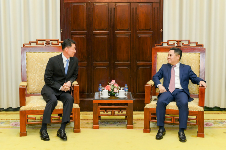 Phó Thống đốc Nguyễn Ngọc Cảnh (bên phải) trao đổi cùng ông Chang Min Young - Chủ tịch kiêm Tổng Giám đốc IBK.