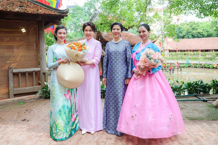 Sáng 23/4, Phu nhân Tổng Bí thư, Chủ tịch nước Tô Lâm và Phu nhân Tổng thống Hàn Quốc thăm Bảo tàng Dân tộc học Việt Nam.