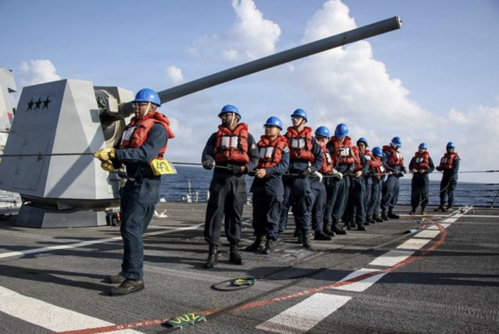 Thủy thủ Mỹ trên tàu khu trục USS Frank E. Petersen Jr. ở biển Ả Rập Xê-út. (Ảnh: Reuters)