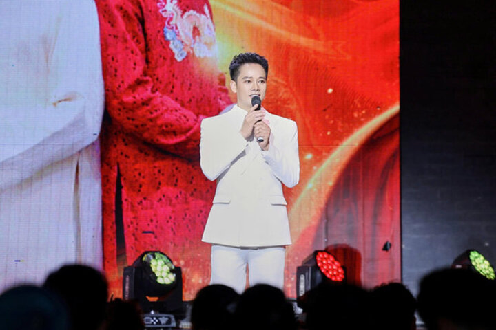 Ca sĩ Anh Quân Idol.