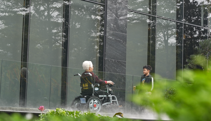 Cùng với "nền kinh tế bạc", hệ thống sản phẩm và dịch vụ dành cho người cao tuổi đang nổi lên như một động lực tăng trưởng mới.