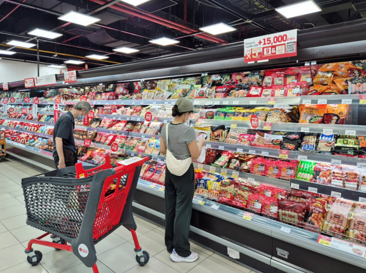 Nhiều mặt hàng thực phẩm chế biến giảm giá, đáp ứng nhu cầu tổ chức tiệc tại gia.