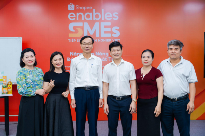 Ông Lê Trung Phước - Giám đốc Sở Công Thương tỉnh Hà Tĩnh (thứ ba từ trái qua) và ông Lê Xuân Từ - Phó Giám đốc Sở (cạnh ông Phước) đồng hành cùng nhà bán trong 3 ngày đào tạo. (Nguồn: Shopee)