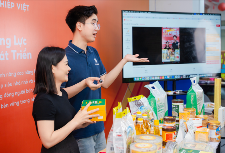 Shopee cùng các đối tác đào tạo hướng dẫn doanh nghiệp địa phương livestream.